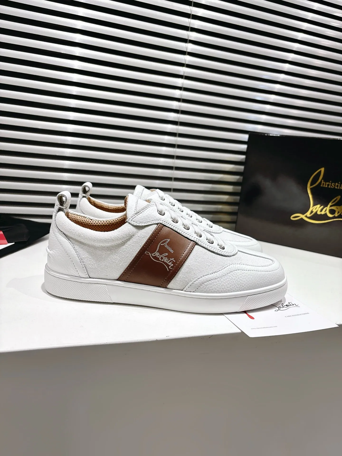 👟👟Ex-factory price 700👟👟 ╔Low top logo sports shoes╗ ·Top version customization·2025𝐬𝐬 𝑪𝒉𝒓𝒊𝒔𝒕𝒊𝒂𝒏 𝑳𝒐𝒖𝒃𝒐𝒖𝒕𝒊𝒏 Retero flat sneakers are smooth and crafted in white grained calfskin and canvas. It is decorated with a stylish side strap with the iconic Maison Christian Louboutin logo, contrasting with Cuoio brown leather for an effortlessly stylish look. This modern sneaker combines a retro '70s look with modern sophistication, featuring a flexible construction. ▪️No matter the last type, fabric, rhinestones, nails, lining, outsole, it is as close as possible to ZP... ▪️The original sole is specially provided by the original factory ▪️The lining is imported water-dyed cowhide ▪️Private customization time is about 3-7 days —————— Size: Women's 35M-41M Men's 38M-47M